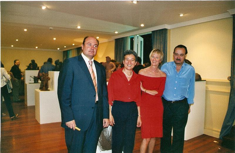 EL DIRECTOR DEL GRAN CASINO DE SANTANDER JAIME UDIAS - GODOY- LA RELACIONES PUBLICAS PILAR ALONSO Y EL PINTOR HELIO GOGAR..jpg